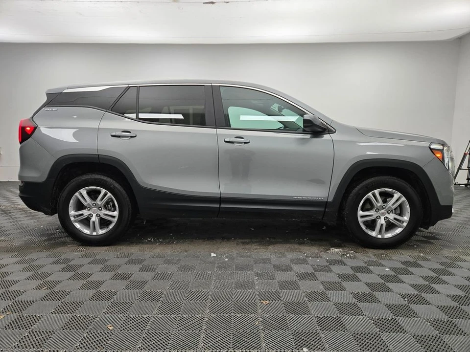 2023 GMC Terrain - Image 9 of 12