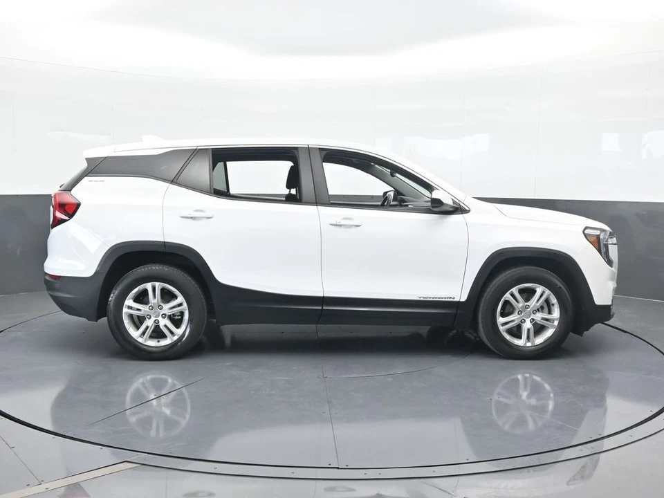 2023 GMC Terrain - Image 7 of 12