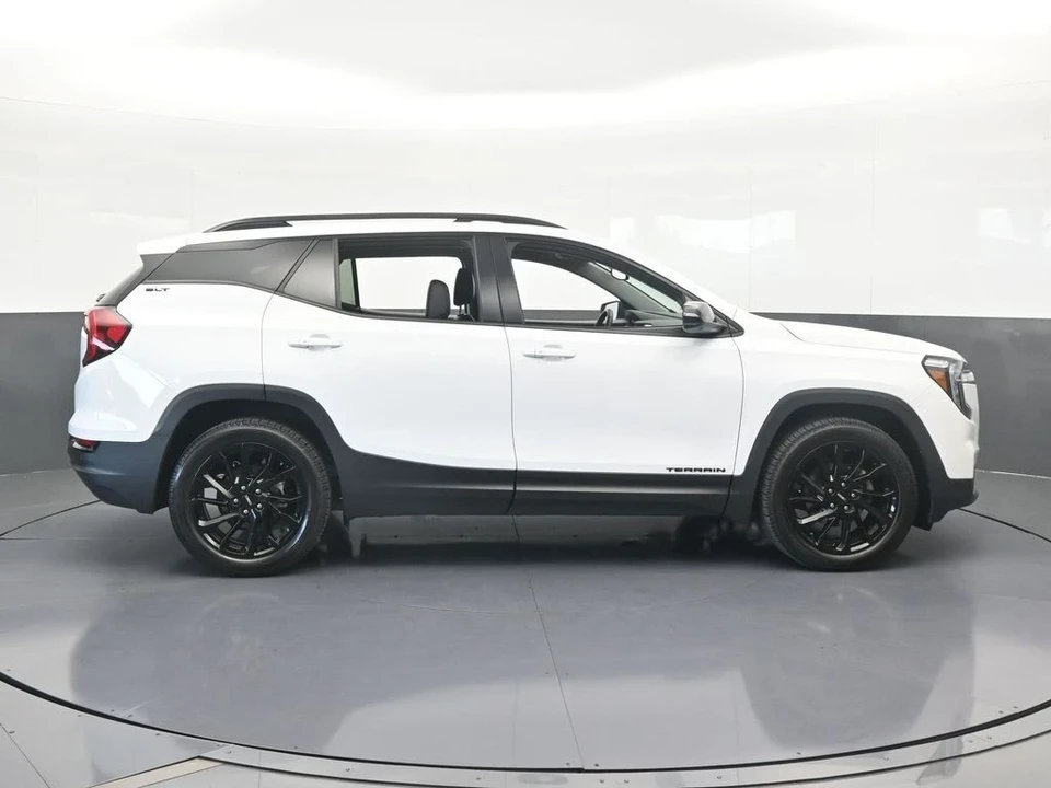 2023 GMC Terrain - Image 7 of 12