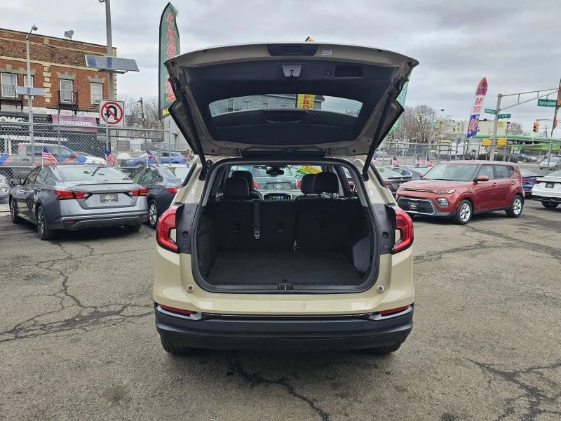 2023 GMC Terrain - Image 8 of 12