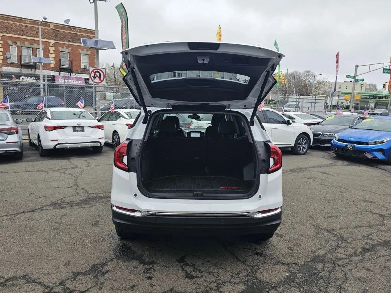 2023 GMC Terrain - Image 8 of 12