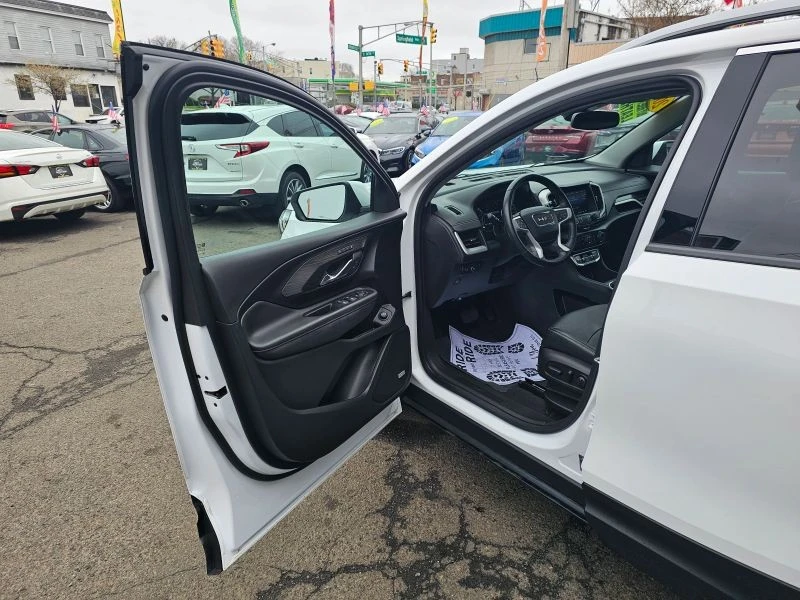 2023 GMC Terrain - Image 9 of 12