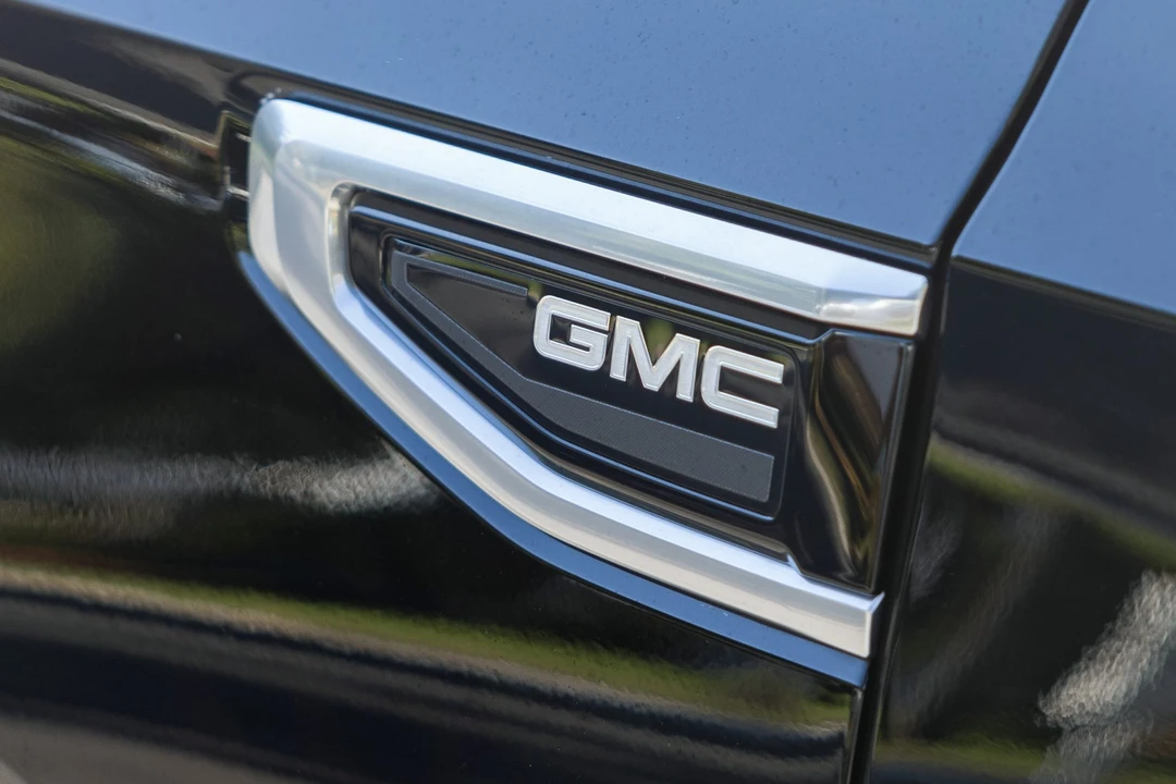 2023 GMC Yukon 5th Gen - Image 15 of 31