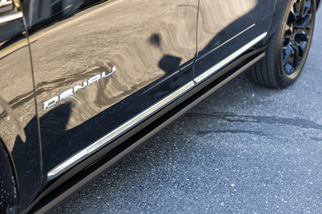 2023 GMC Yukon 5th Gen - Image 17 of 31