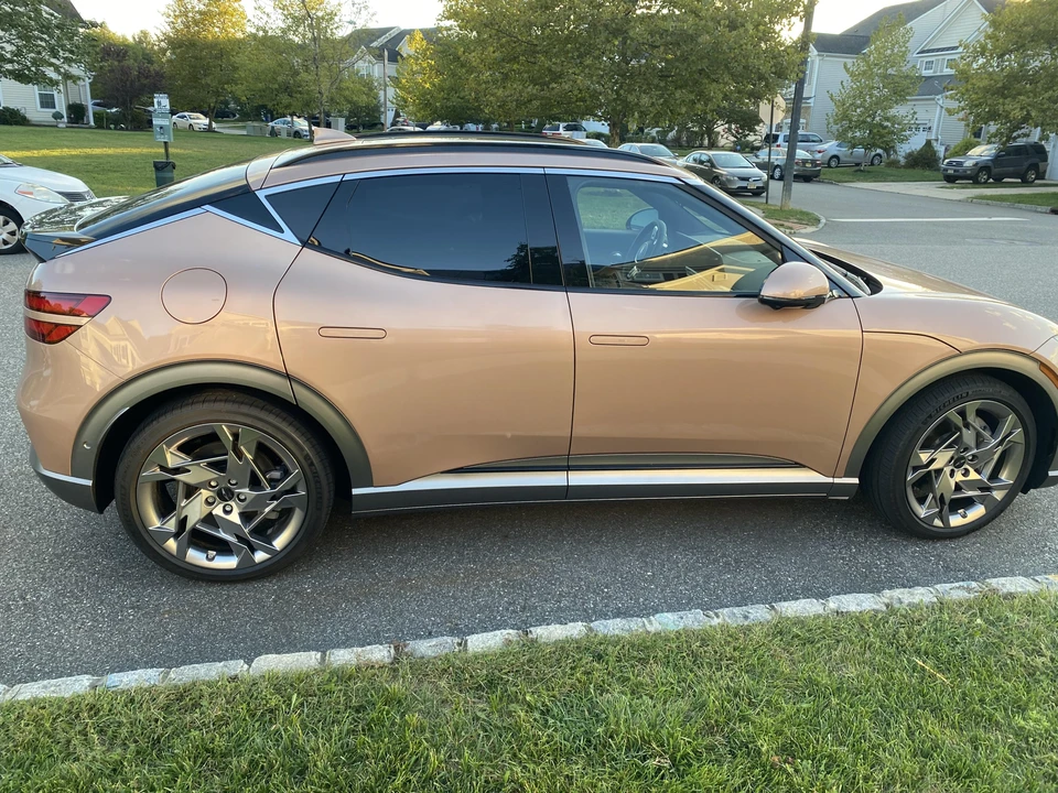 2023 Genesis GV60 - Image 10 of 31