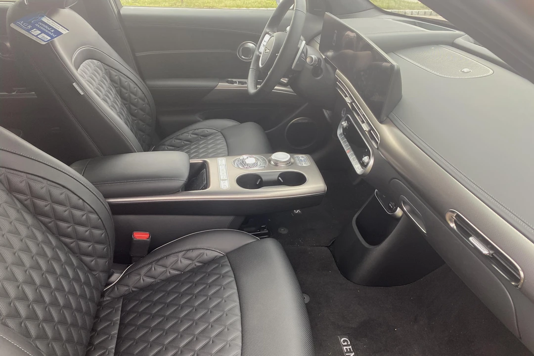 2023 Genesis GV60 - Image 19 of 31