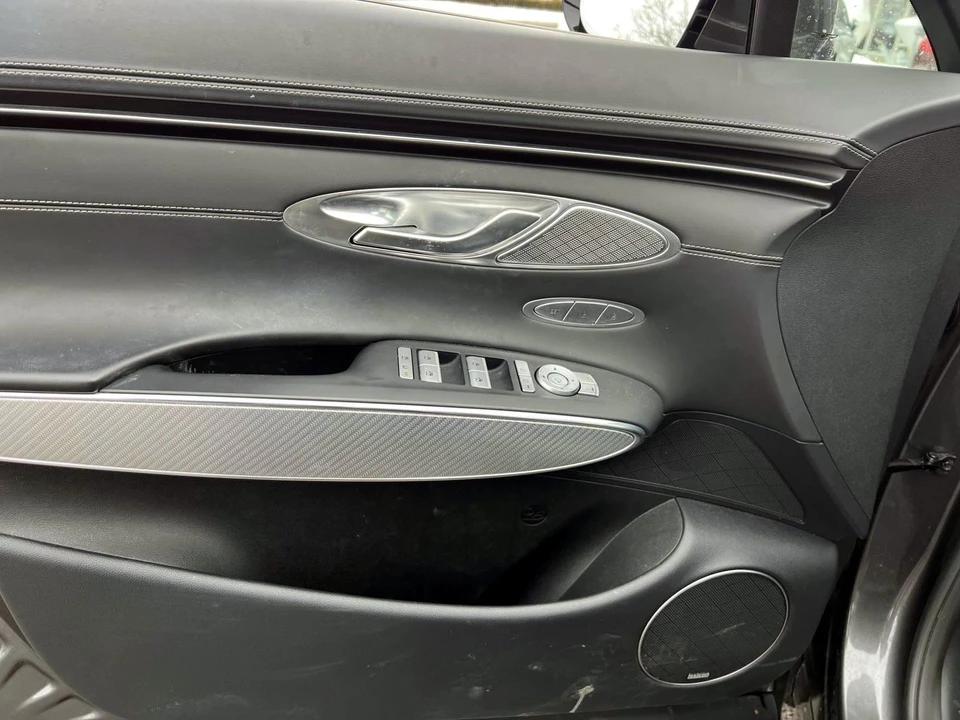 2023 Genesis GV70 - Image 16 of 21
