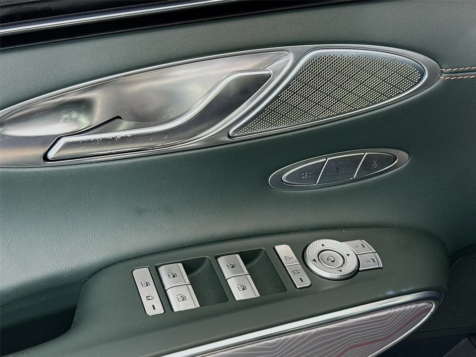 2023 Genesis GV70 - Image 18 of 21