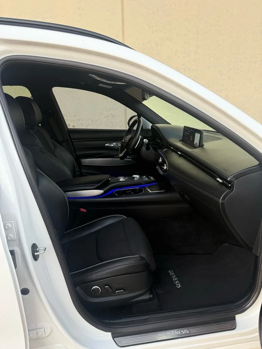 2023 Genesis GV70 - Image 14 of 21