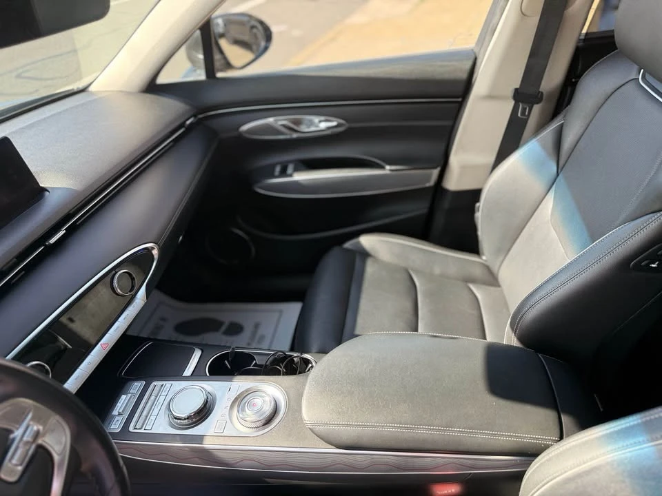 2023 Genesis GV70 - Image 11 of 18