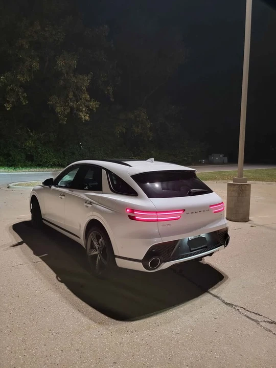 2023 Genesis GV70 - Image 5 of 10