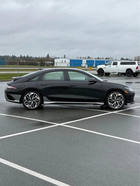 2023 Hyundai Ioniq 6 - Image 2 of 17