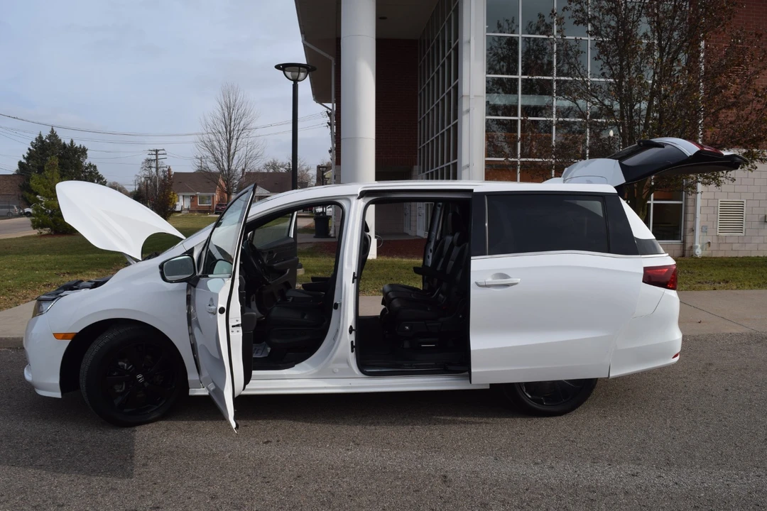 2023 Honda Odyssey - Image 16 of 19