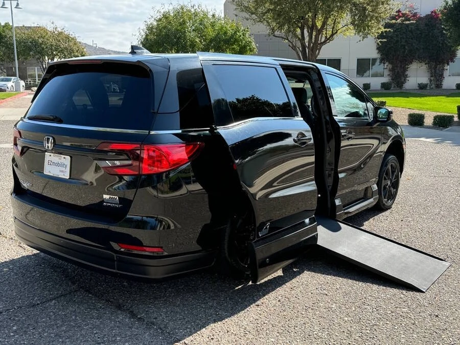 2023 Honda Odyssey - Image 2 of 15