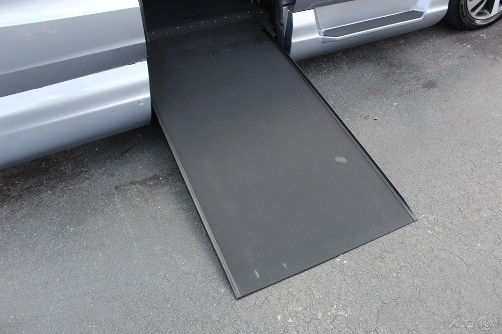2023 Honda Odyssey - Image 2 of 12