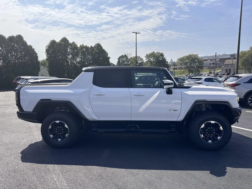 2023 GMC Hummer EV - Image 11 of 31