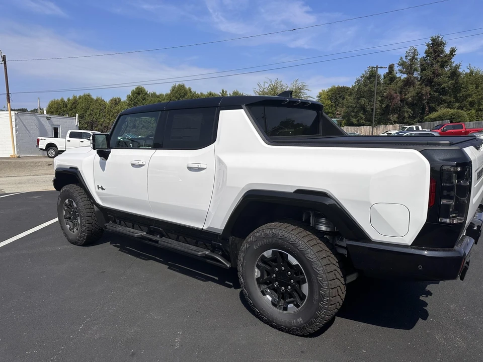 2023 GMC Hummer EV - Image 6 of 31