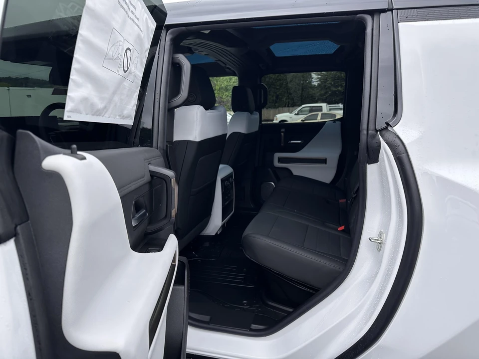 2023 GMC Hummer EV - Image 20 of 31