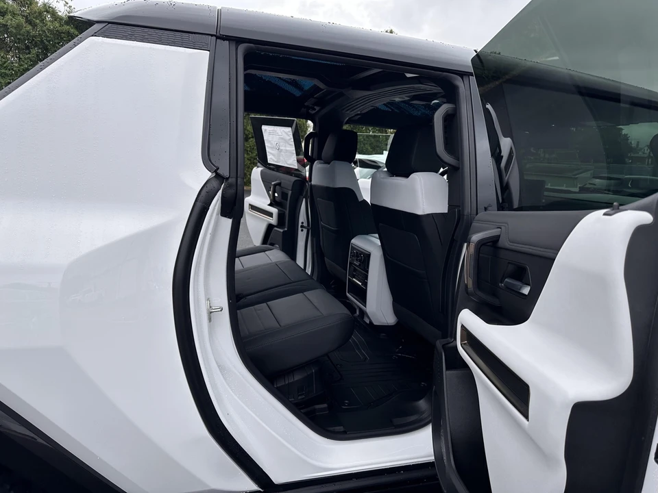 2023 GMC Hummer EV - Image 19 of 31