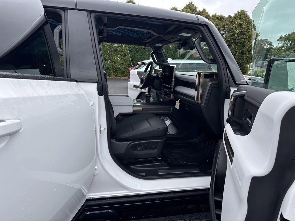 2023 GMC Hummer EV - Image 14 of 31