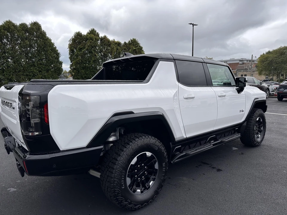 2023 GMC Hummer EV - Image 9 of 31