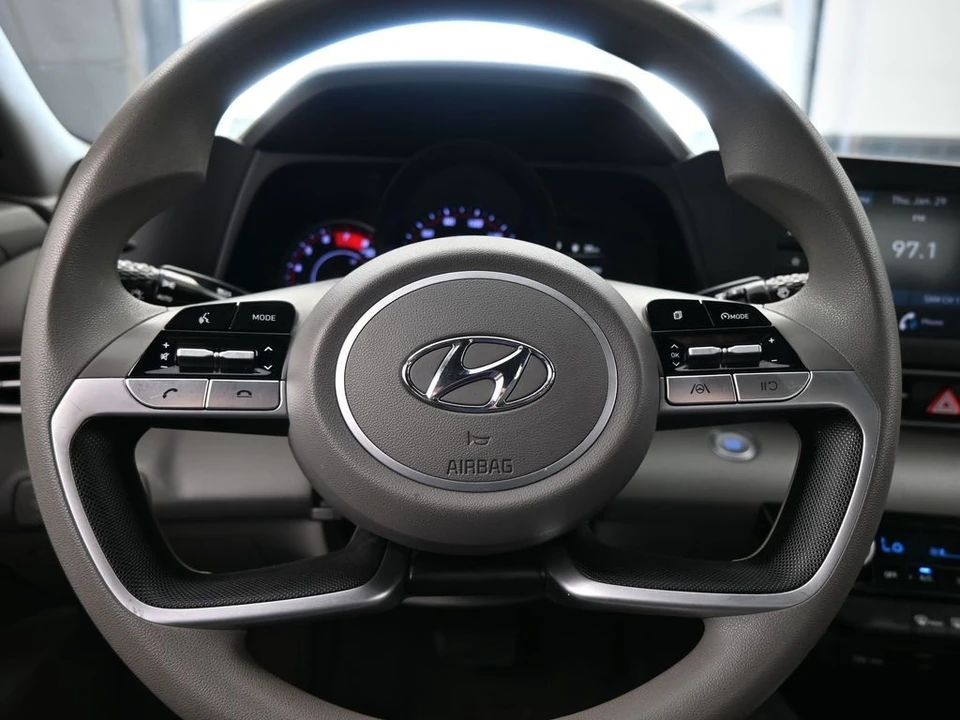 2023 Hyundai Elantra - Image 27 of 31