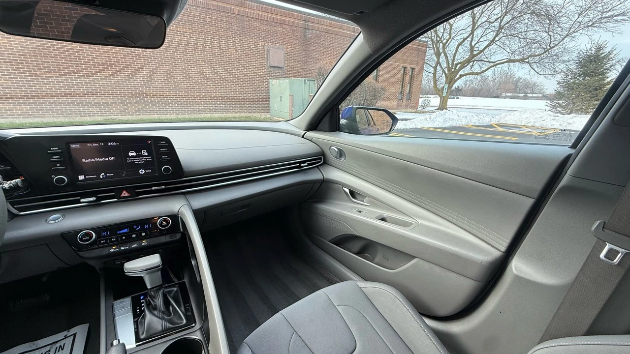 2023 Hyundai Elantra - Image 17 of 21