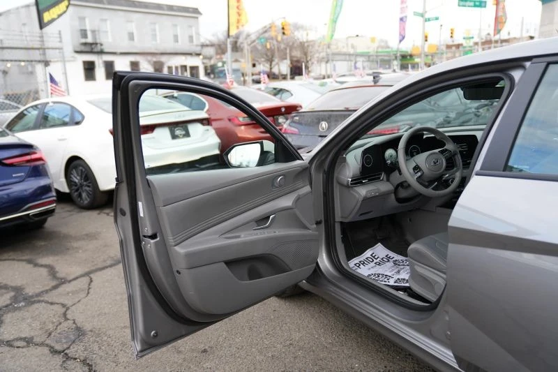 2023 Hyundai Elantra - Image 9 of 12