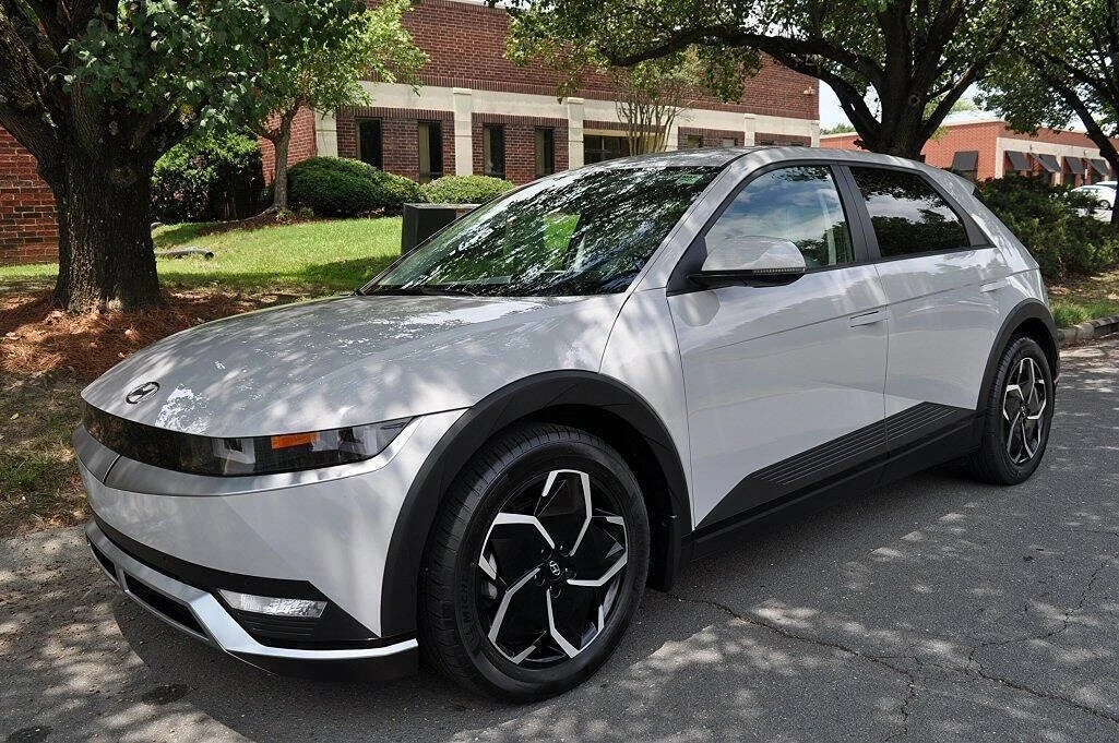 2023 Hyundai Ioniq 5 - Image 2 of 15