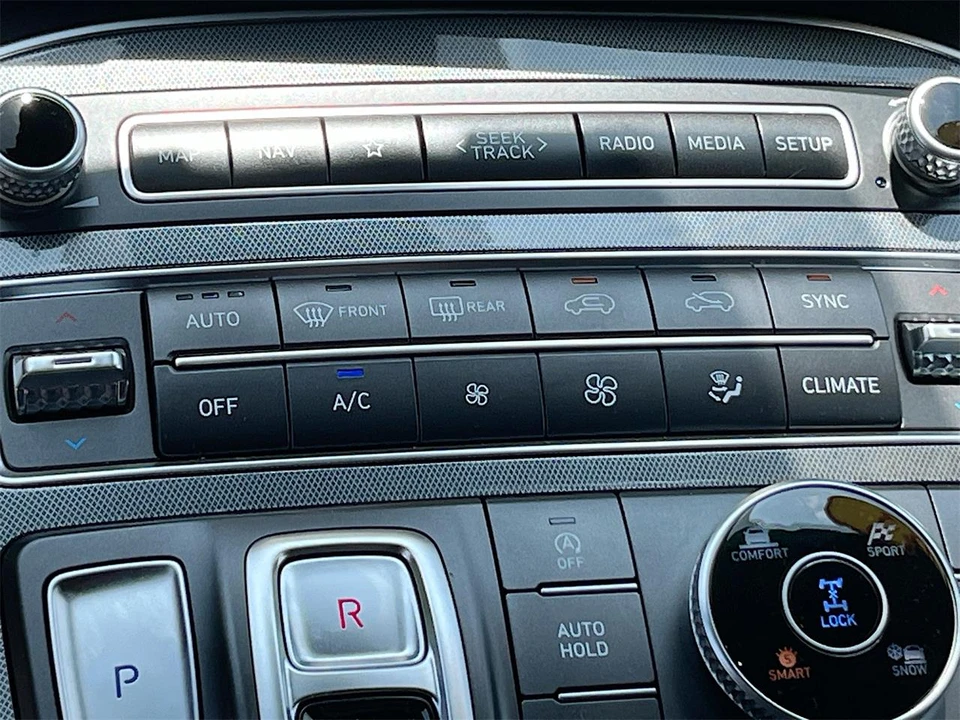2023 Hyundai Santa Fe - Image 16 of 31