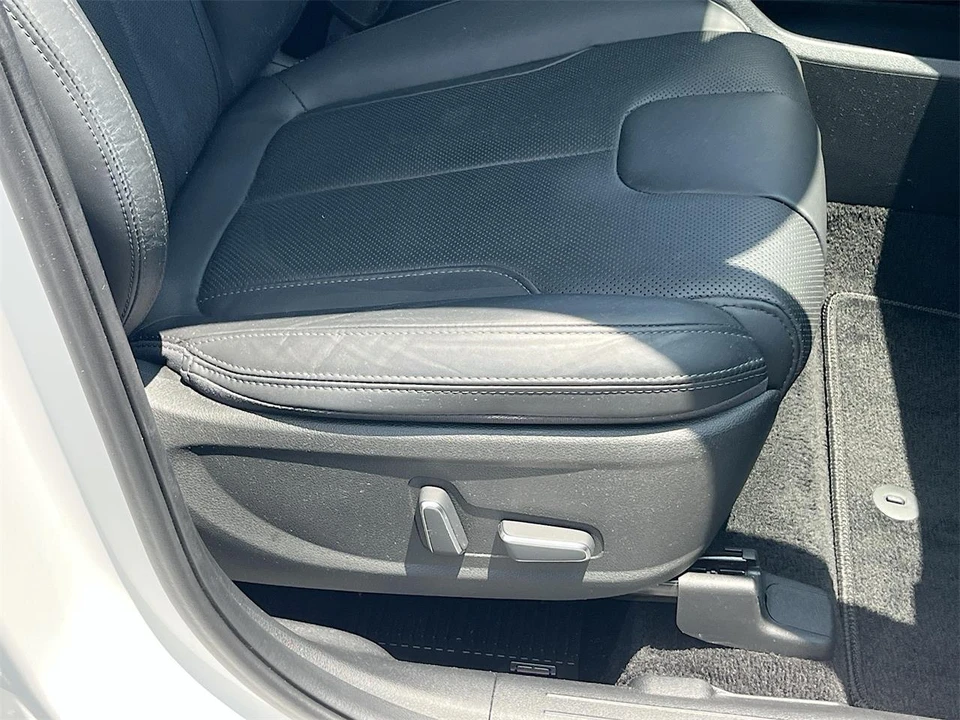 2023 Hyundai Santa Fe - Image 25 of 31
