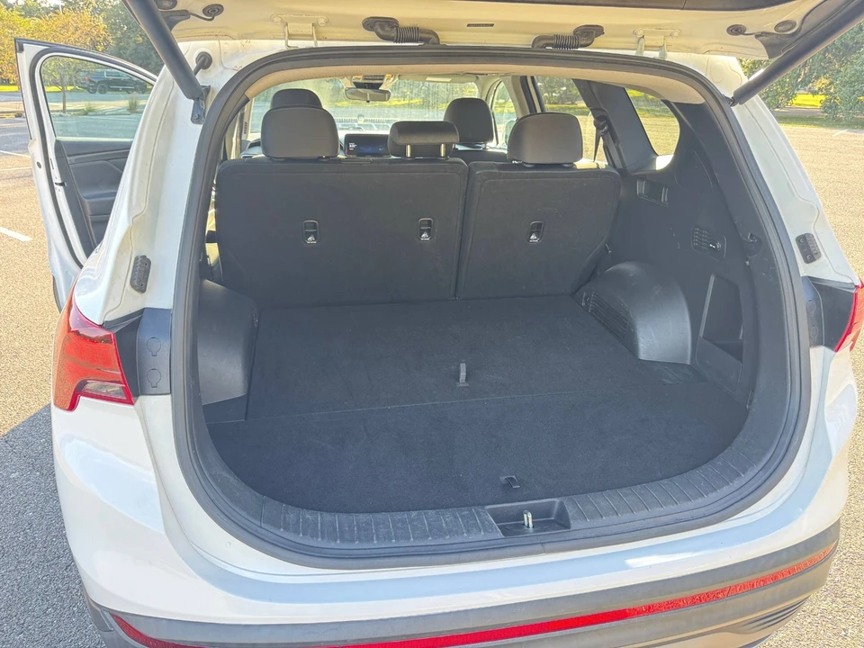 2023 Hyundai Santa Fe - Image 9 of 18