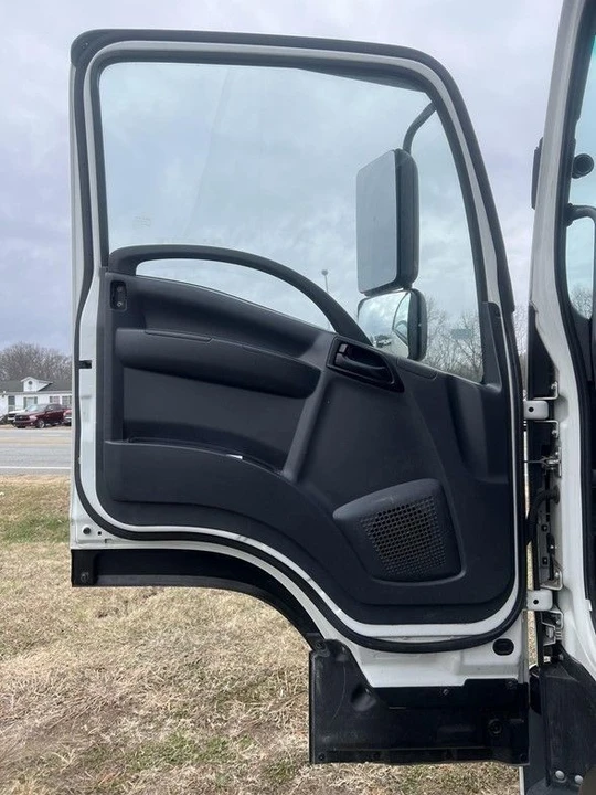 2023 Isuzu Elf - Image 8 of 31