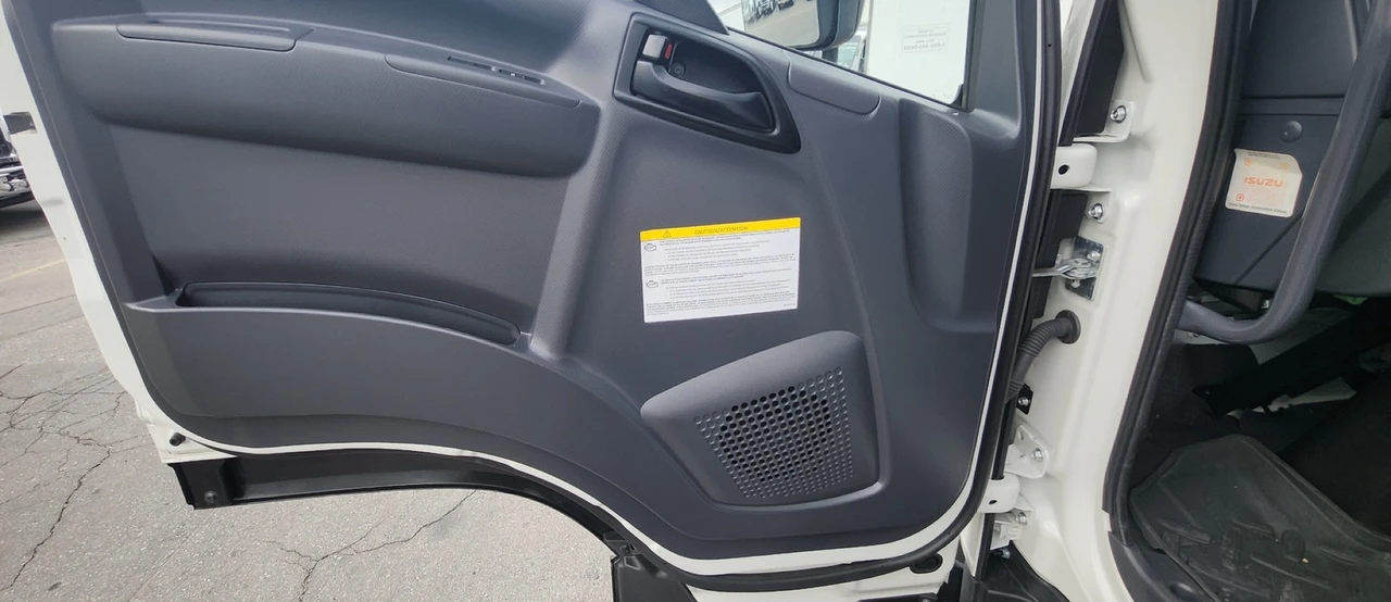 2023 Isuzu Elf - Image 27 of 31