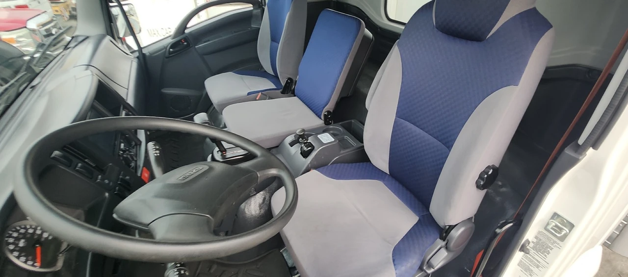 2023 Isuzu Elf - Image 28 of 31