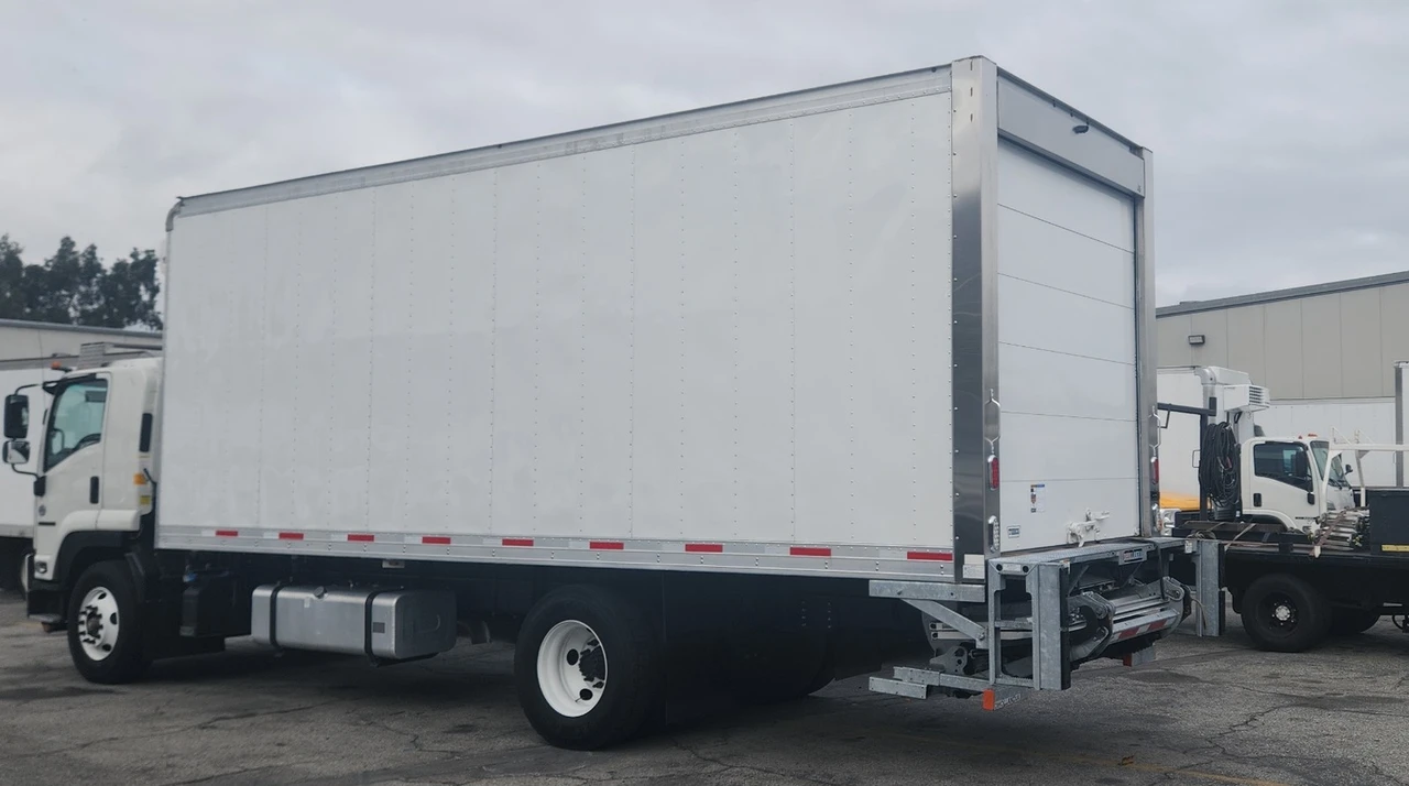 2023 Isuzu Elf - Image 12 of 31