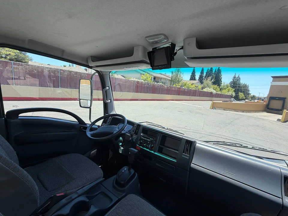 2023 Isuzu Elf - Image 23 of 27