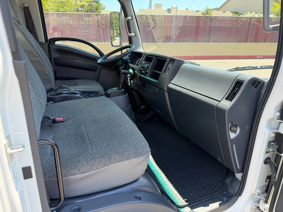 2023 Isuzu Elf - Image 19 of 27