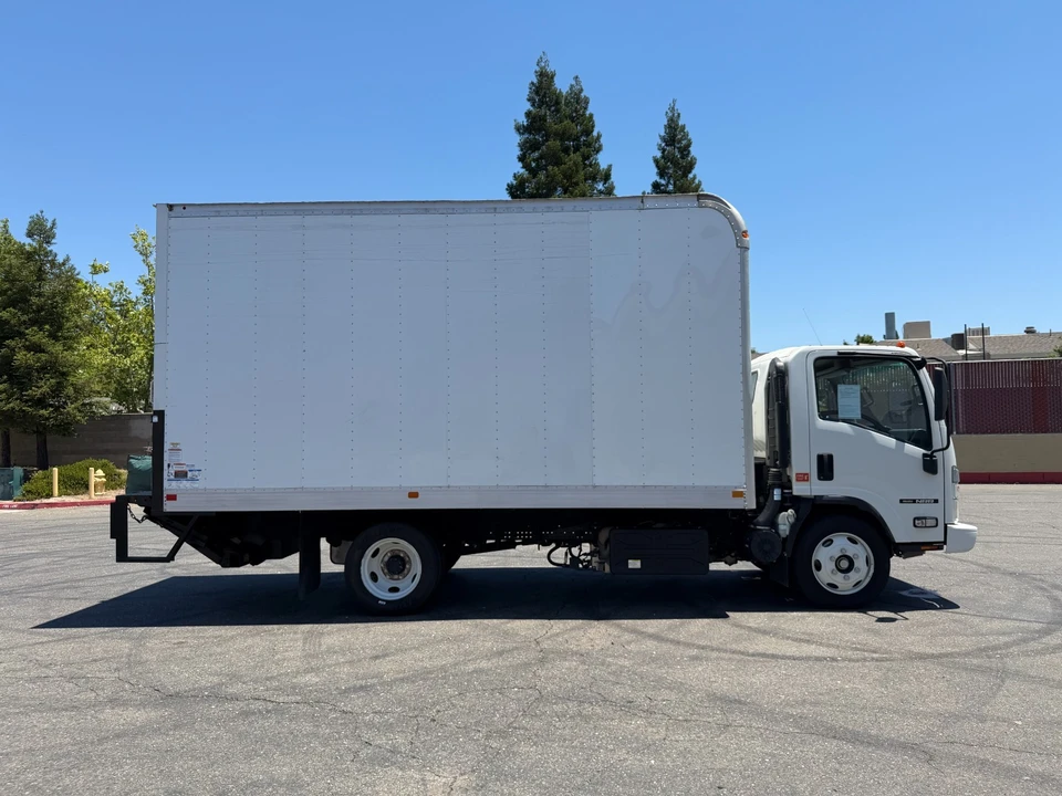 2023 Isuzu Elf - Image 4 of 27