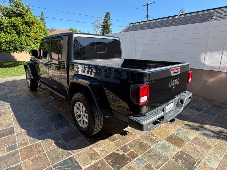 2023 Jeep JT Gladiator - Image 9 of 24
