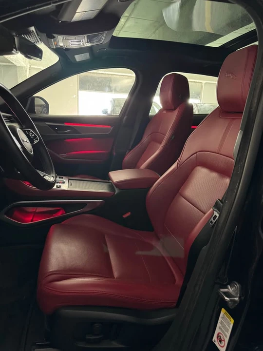 2023 Jaguar F-Pace - Image 10 of 17