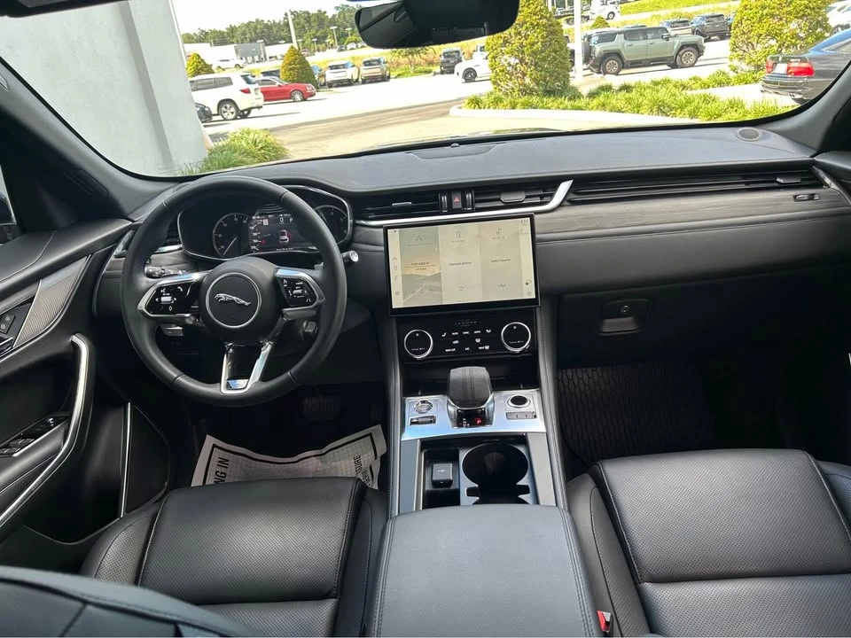 2023 Jaguar F-Pace - Image 7 of 10