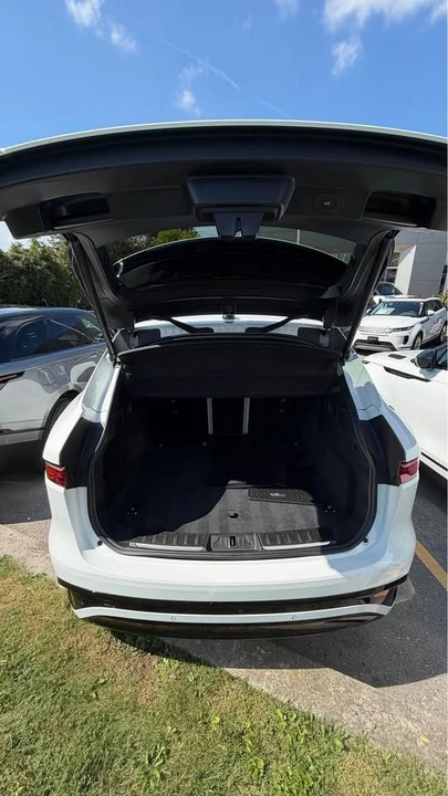 2023 Jaguar F-Pace - Image 10 of 13