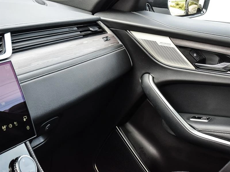 2023 Jaguar F-Pace - Image 7 of 10