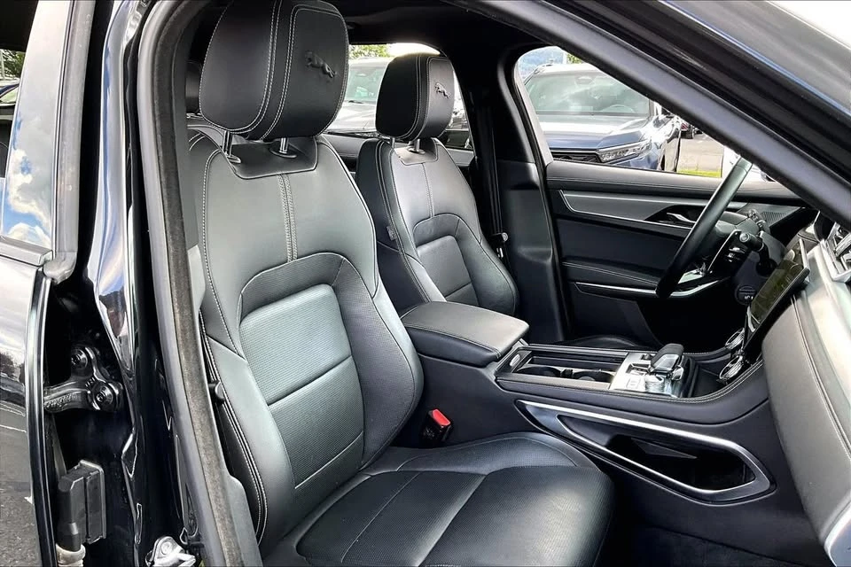 2023 Jaguar F-Pace - Image 7 of 10
