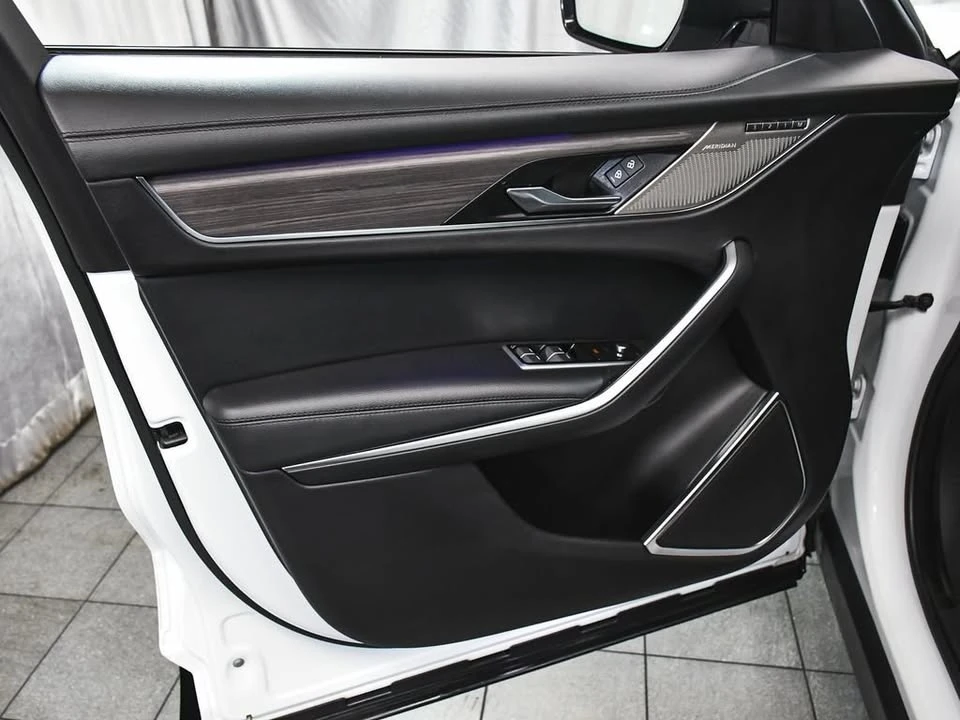 2023 Jaguar F-Pace - Image 9 of 20