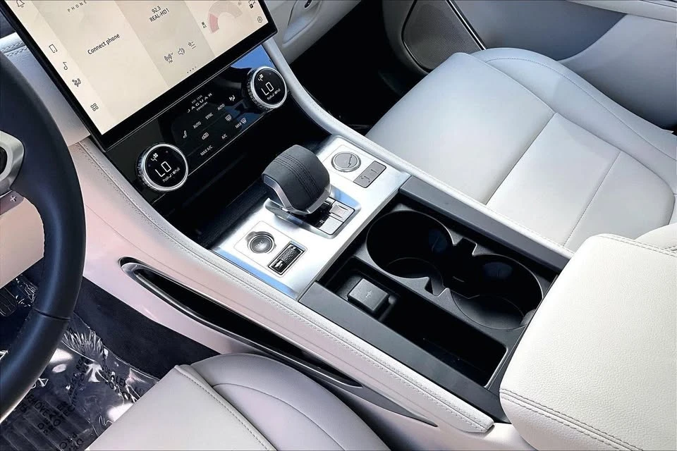 2023 Jaguar F-Pace - Image 11 of 16