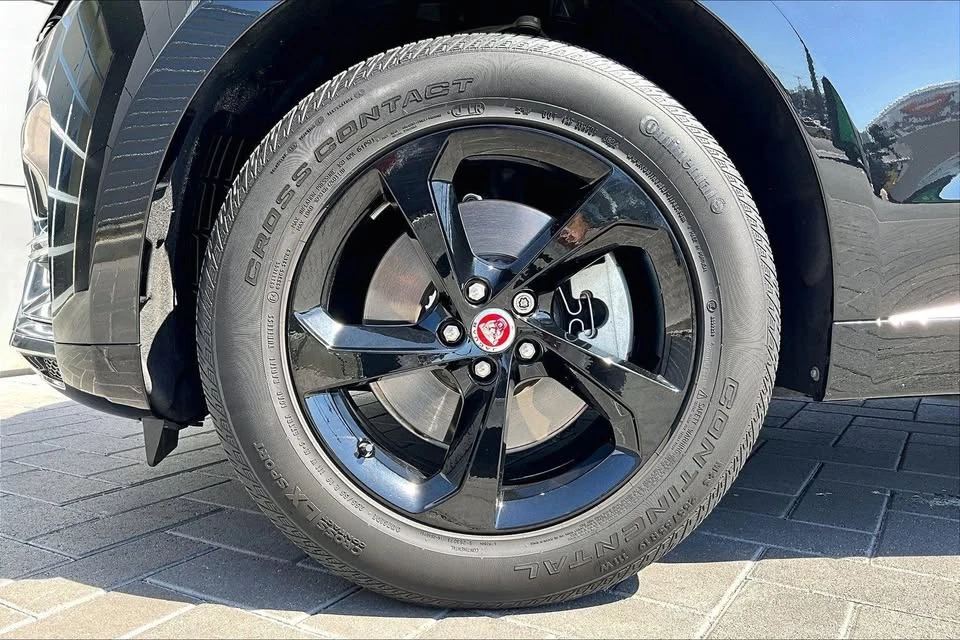 2023 Jaguar F-Pace - Image 7 of 16
