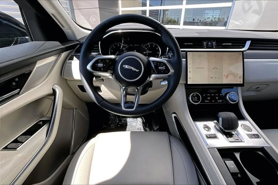 2023 Jaguar F-Pace - Image 4 of 16