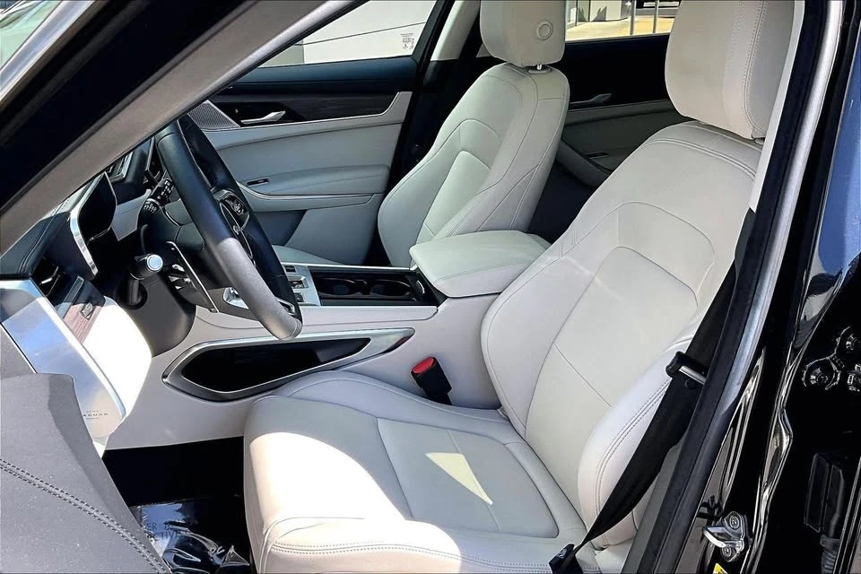 2023 Jaguar F-Pace - Image 14 of 16